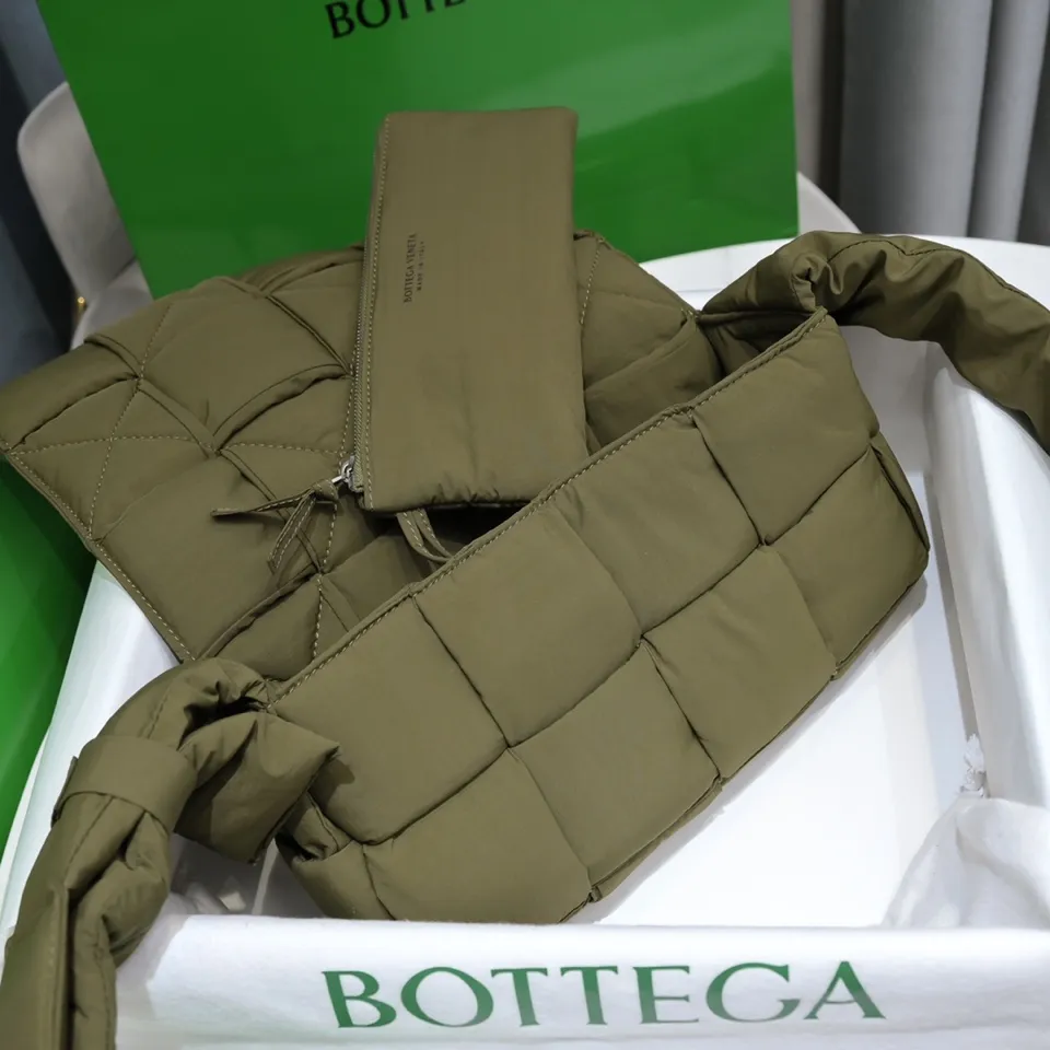 #𝐂𝐀𝐒𝐒𝐄𝐓𝐓𝐄 Nylon tofu tofu bag This Cassette is so cute, its cute appearance does not affect its practicality and the capacity is good! The fabric is low-key and very textured, suitable for daily wear with casual wear. The cross-woven design of the wide cloth is really stunning. The bag has a puffy shape and feels like a piece of tofu. It can be worn on one shoulder, cross-body or as a waist bag. You can also adjust the shoulder strap to the size of the bag under the armpit, so you can have it all! S30x15cm【8951#】real shot